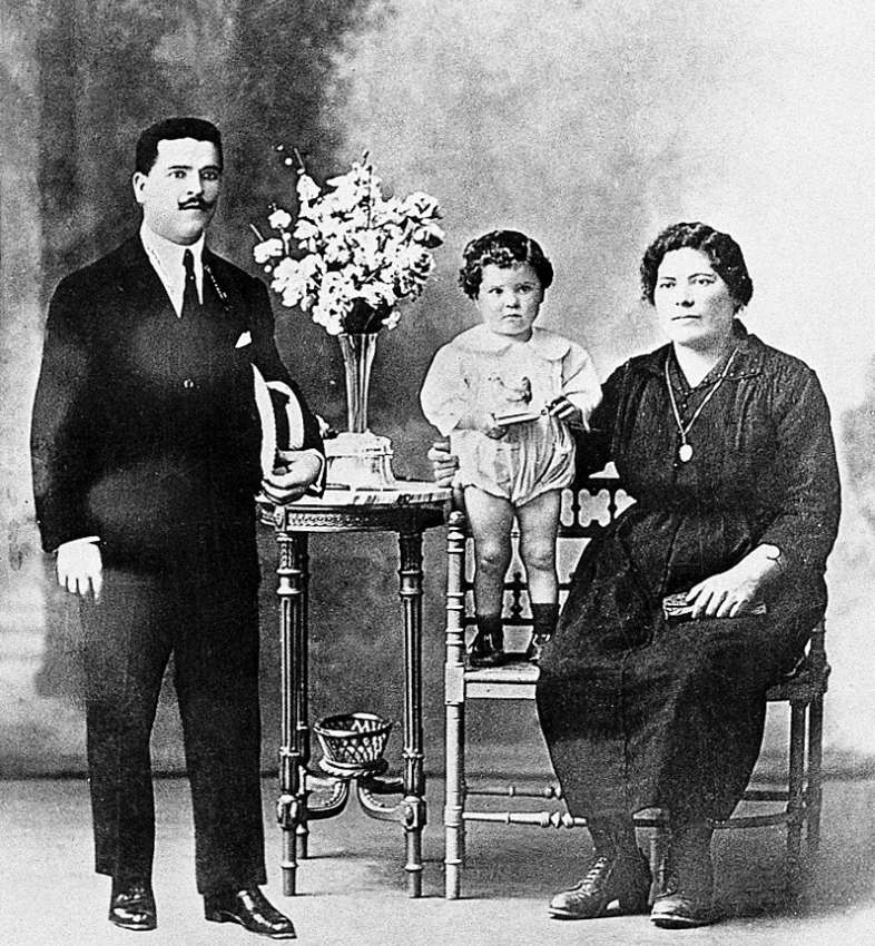 Eduardo Barreiros con 2 años, junto a su madre, Luzdivina, y su padre Eduardo Barreiros Nespereira.
