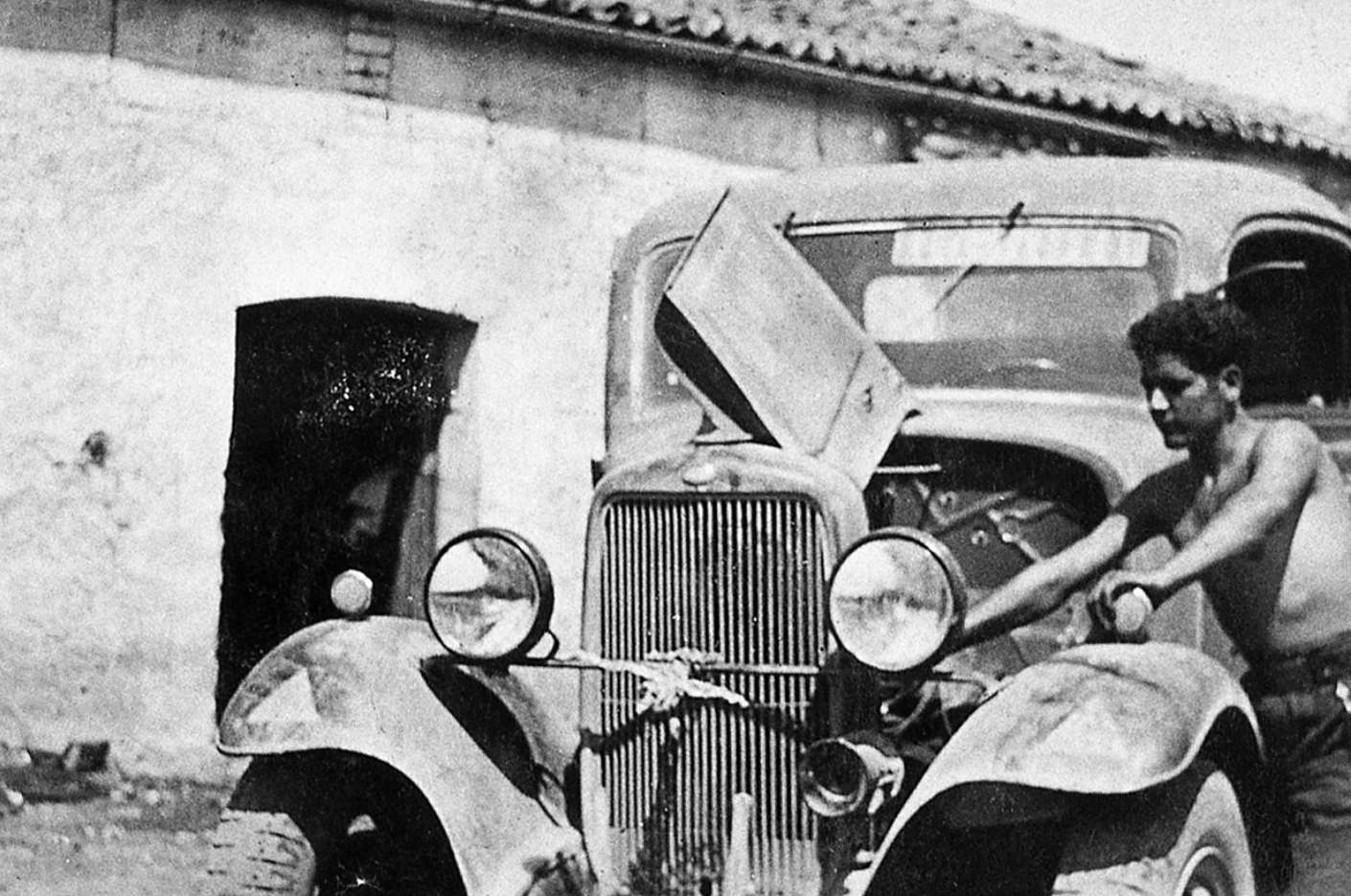 Eduardo Barreiros reparando el camión que conducía durante la guerra civil.