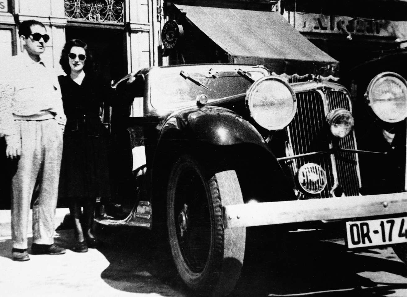 Eduardo y Dorinda durante el viaje de su luna de miel, con el coche SS Standard de color rojo.