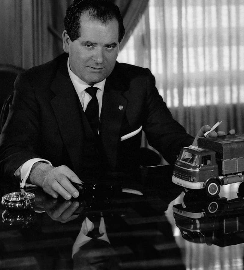 Eduardo Barreiros con el camión Barreiros de juguete que tenía siempre en el despacho. Fabricado por Payá en 1960, era teledirigido por cable.