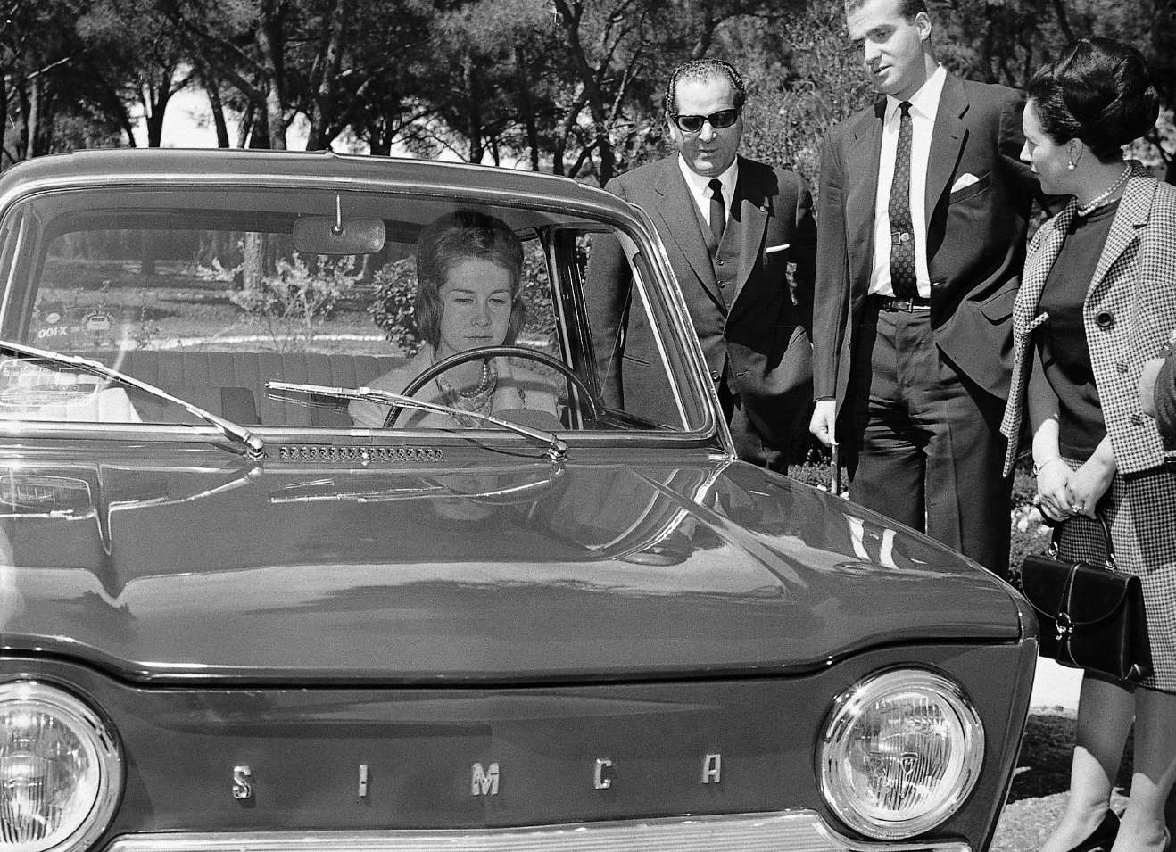 La princesa Sofía al volante de un Simca 1000, junto al coche el príncipe Juan Carlos y el matrimonio Barreiros en abril de 1965.