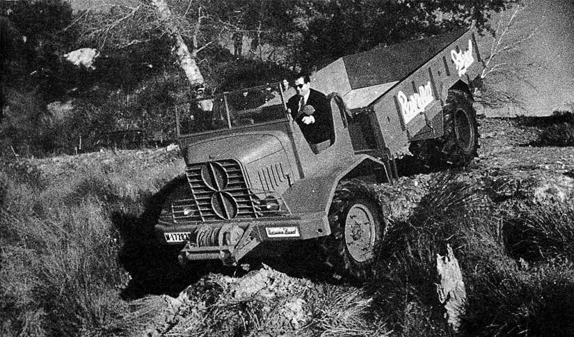 Eduardo Barreiros conduciendo el prototipo de camión militar todo terreno TT 90 22 -conocido entre los trabajadores como El Abuelo- ganador del concurso en Portugal.