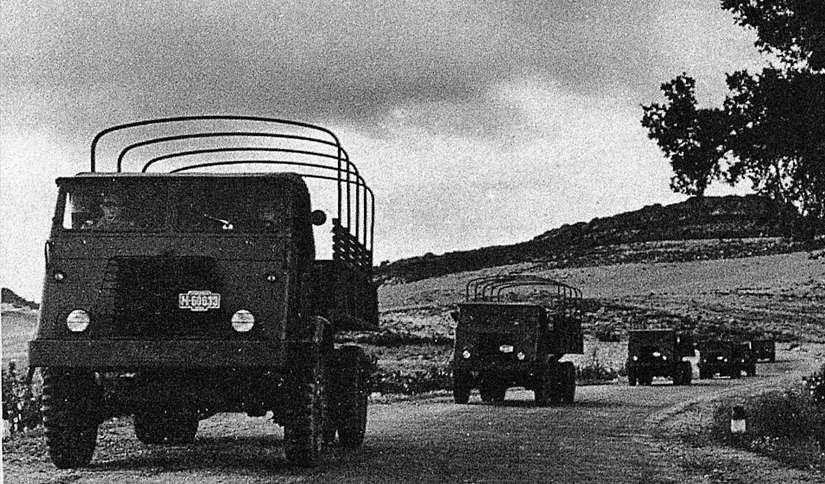 Caravana de camiones militares para entregar al Ejército portugués.