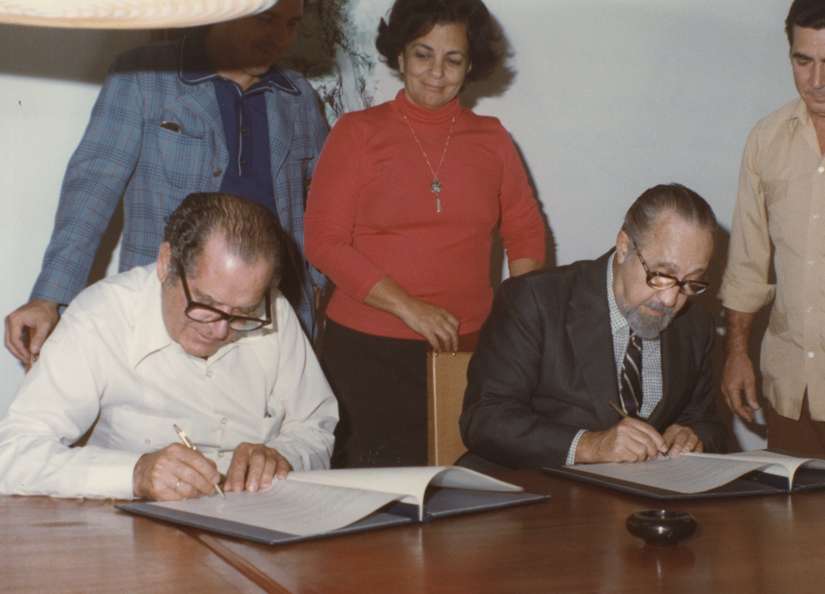 Eduardo Barreiros firma el acuerdo para la fabricación de motores Taíno con Carlos Rafael Rodríguez, Vicepresidente del Gobierno cubano.