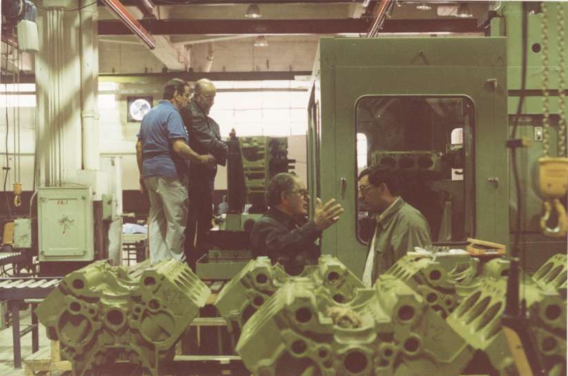 Eduardo Barreiros explica el funcionamiento de un motor al ministro cubano Marcos Lage.