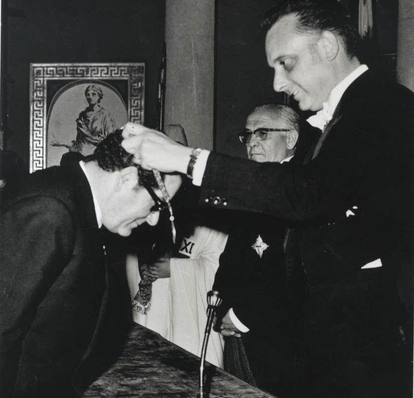 Eduardo Barreiros recibe la medalla de oro del Premio Internacional Dag Hammarskjold en el Palacio de Congresos del Pueblo Español en Palma de Mallorca.